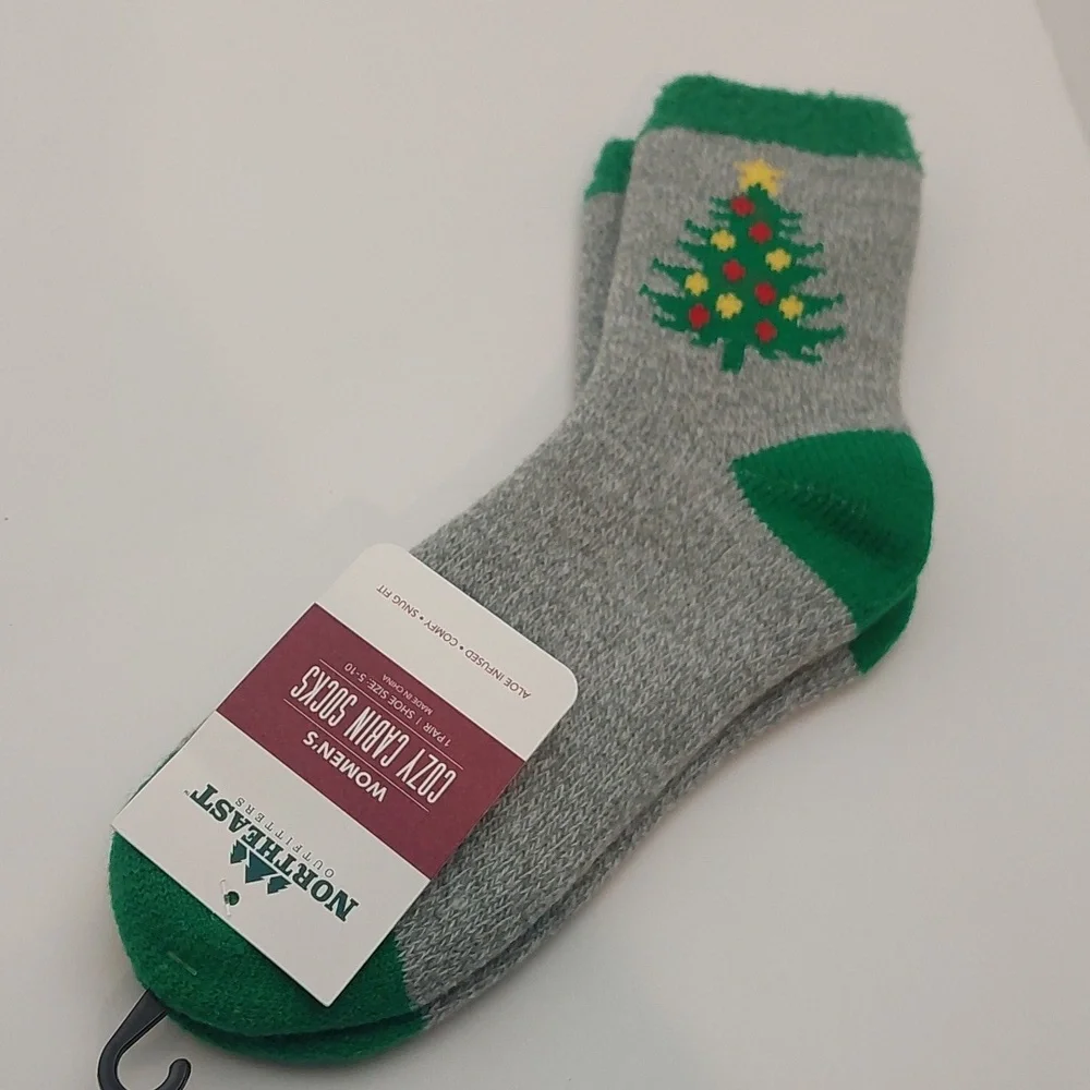 Northeast Outfitters Women's Size 5 - 10 Cozy Cabin Socks Grey Green Christmas